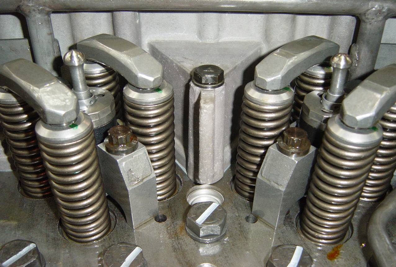 康明斯柴油發(fā)動機氣缸體蓋總成